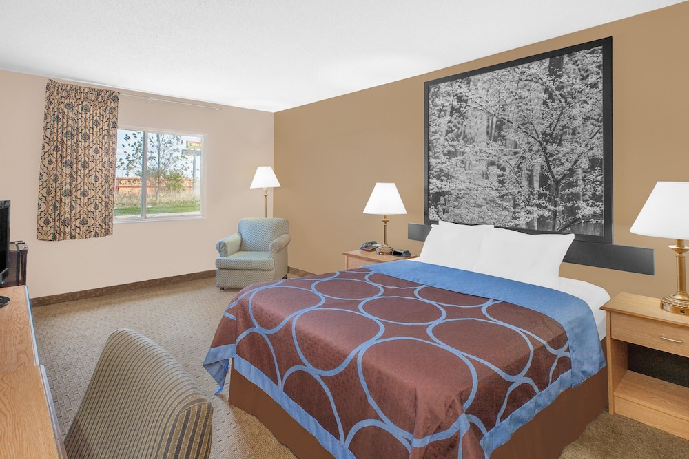 Super 8 by Wyndham Seville 7/25