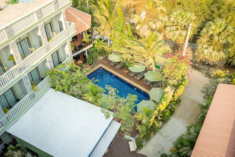 Reveal Courtyard in Reveal Angkor 57/60