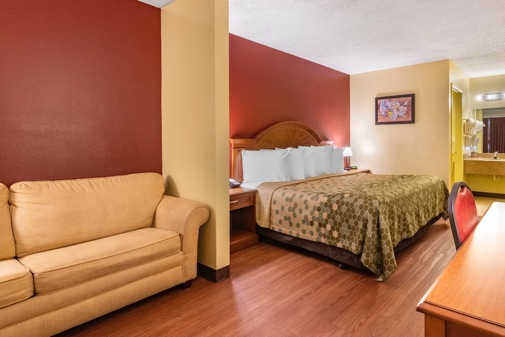 Econo Lodge Inn Suites Maingate Central 12/33