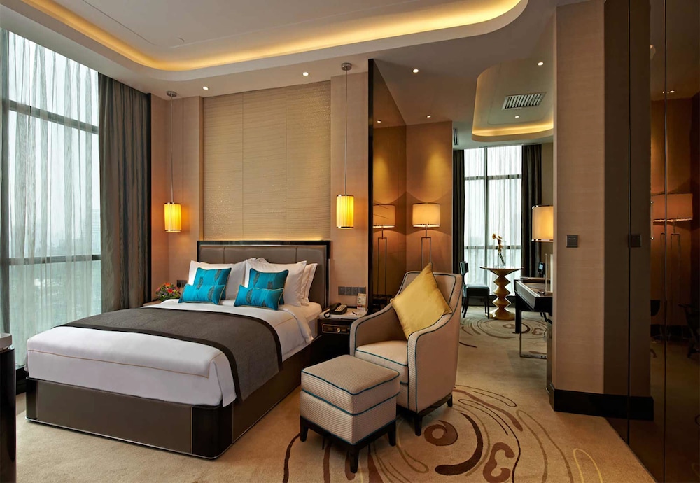 Pacific Regency Hotel Suites 30/70