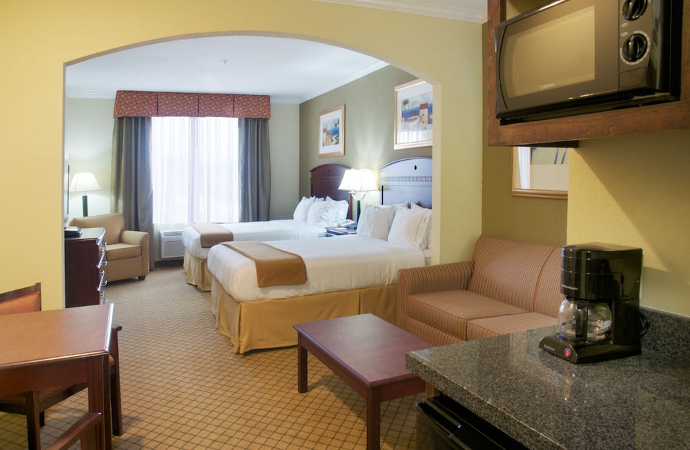 Holiday Inn Express Hotel & Suites Winnie 51/63