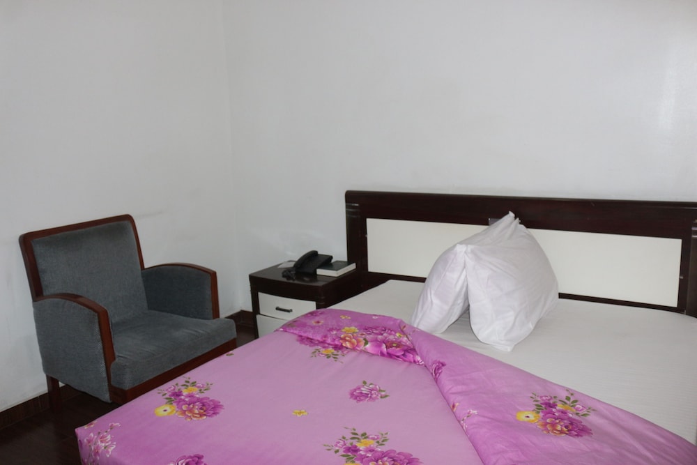 Phisbond Hotels 7/11