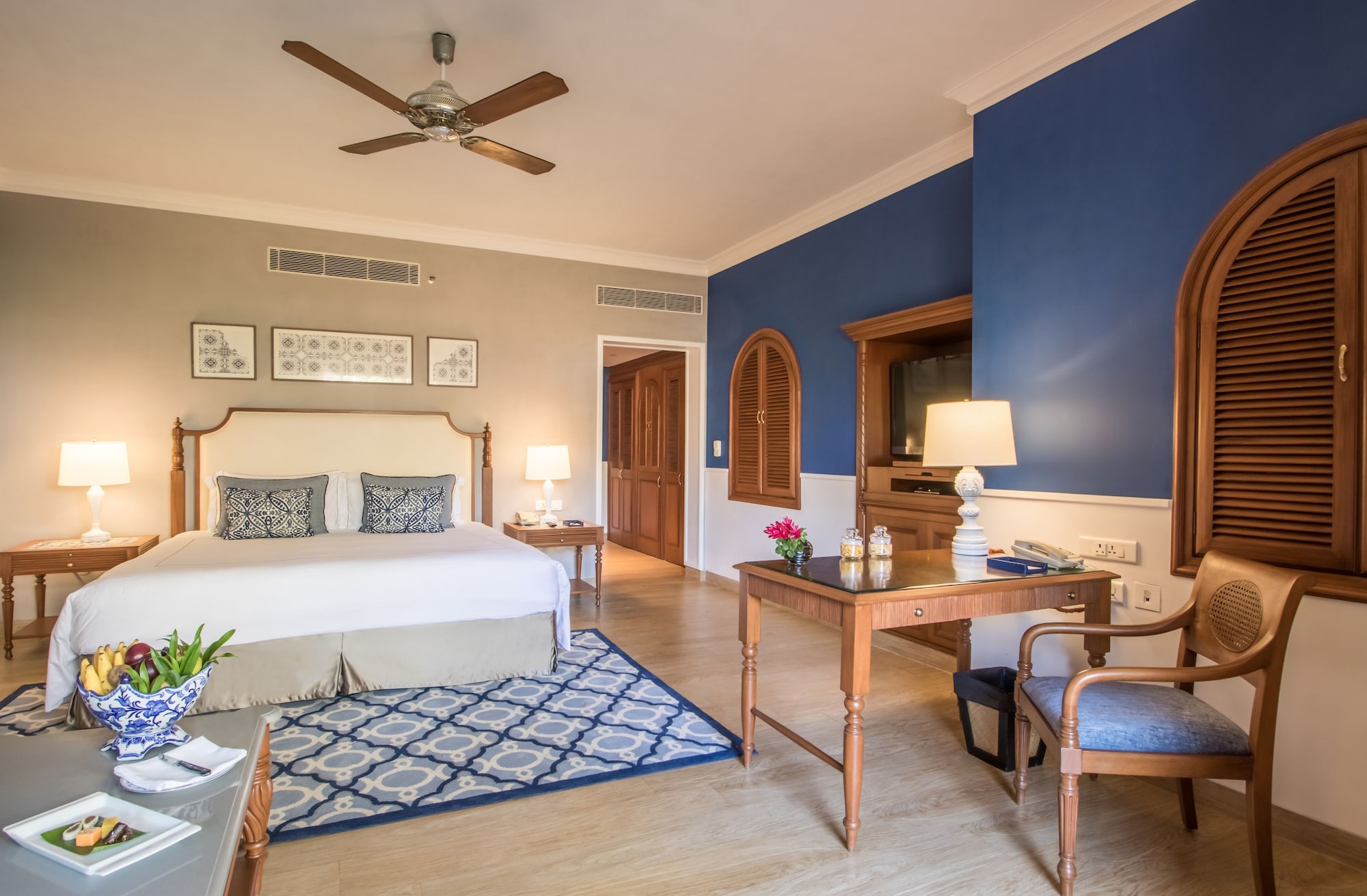EXOTICA ROOM WITH SITTING AREA
