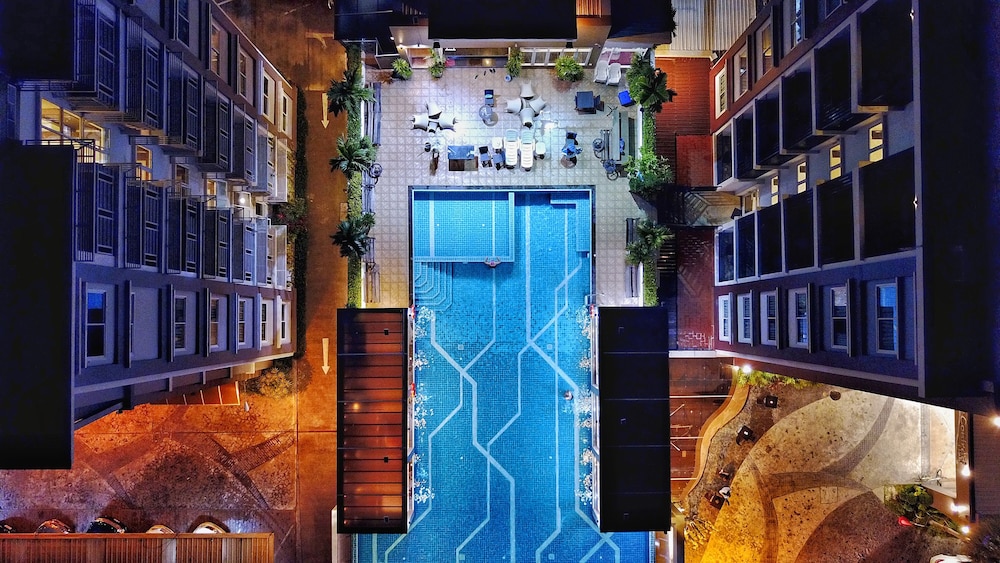 The Contrast I Hotel 5/50