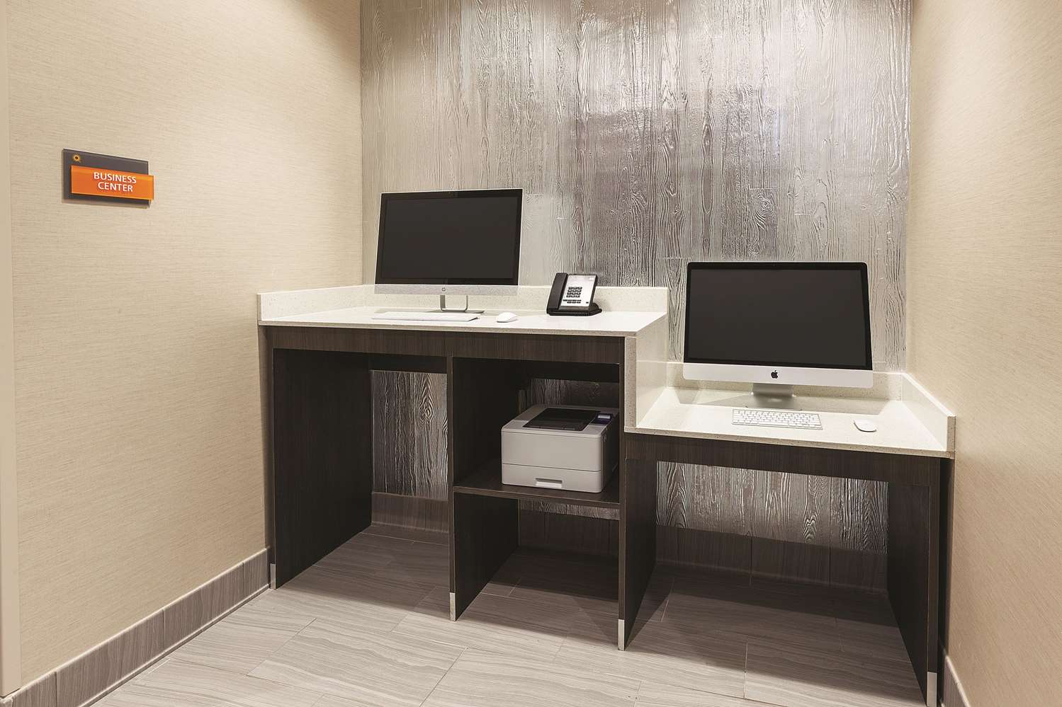 La Quinta Inn & Suites By Wyndham Terre Haute 40/44