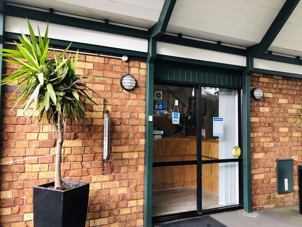 TUDOR COURT MOTOR LODGE 46/70