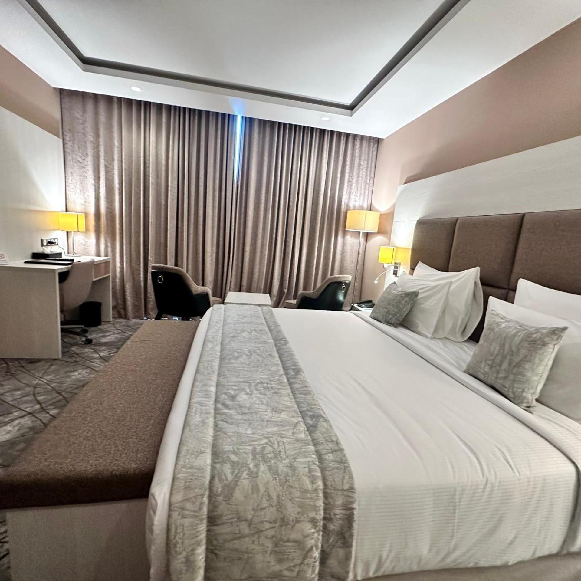 2H Hotel 12/61
