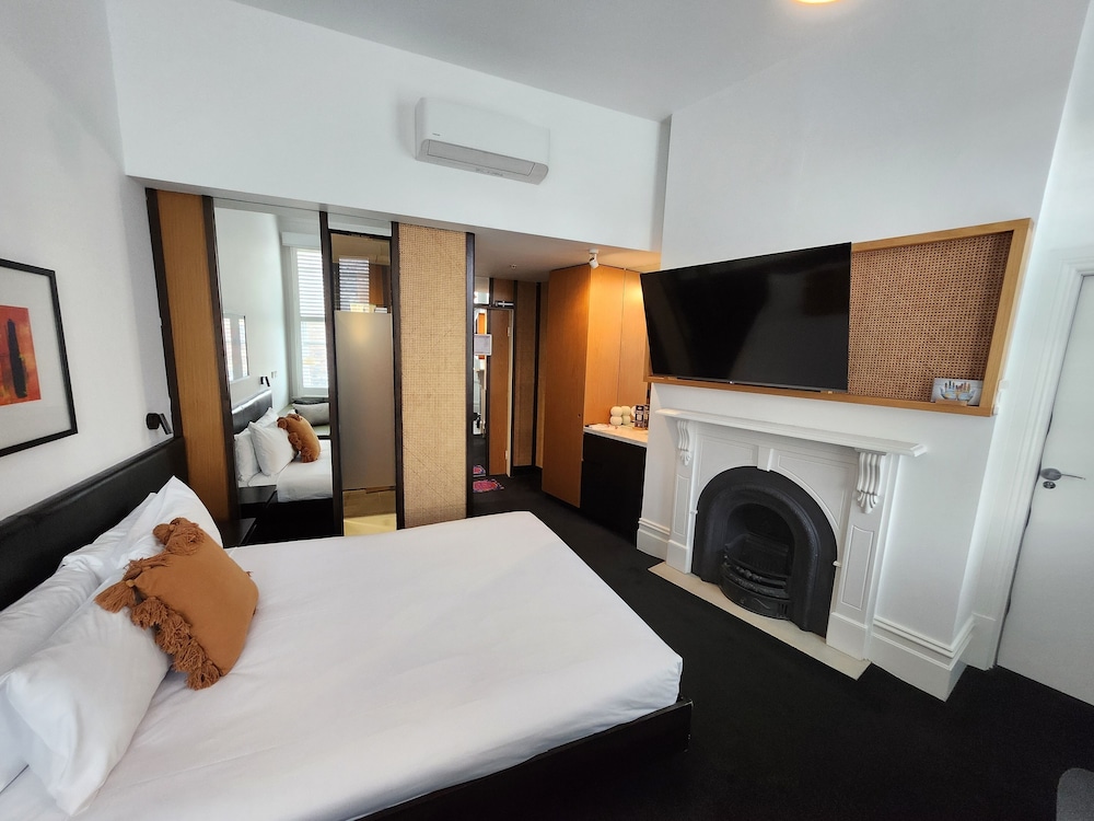 DELUXE, QUEEN BED