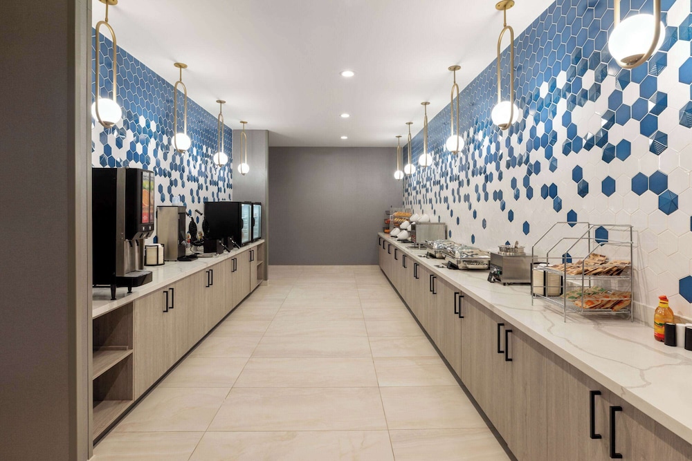 La Quinta Inn & Suites by Wyndham DeSoto 33/44