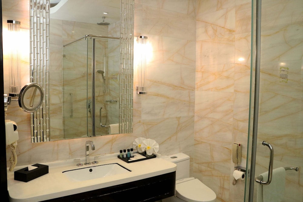 Pacific Regency Hotel Suites 69/70