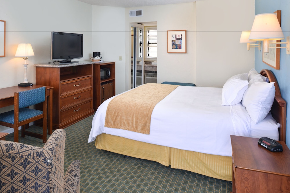 Edgewater Inn And Suites 35/76