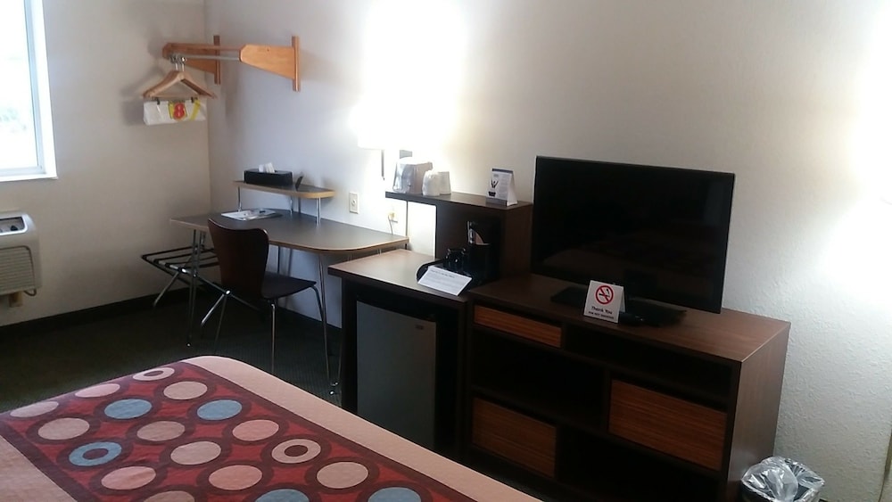 Super 8 by Wyndham West Middlesex/Sharon Area 34/42