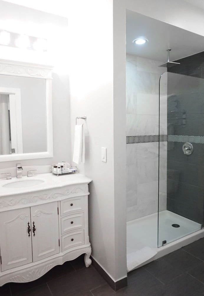 Cloud Nine, Suite, King Bed, Jetted Tub