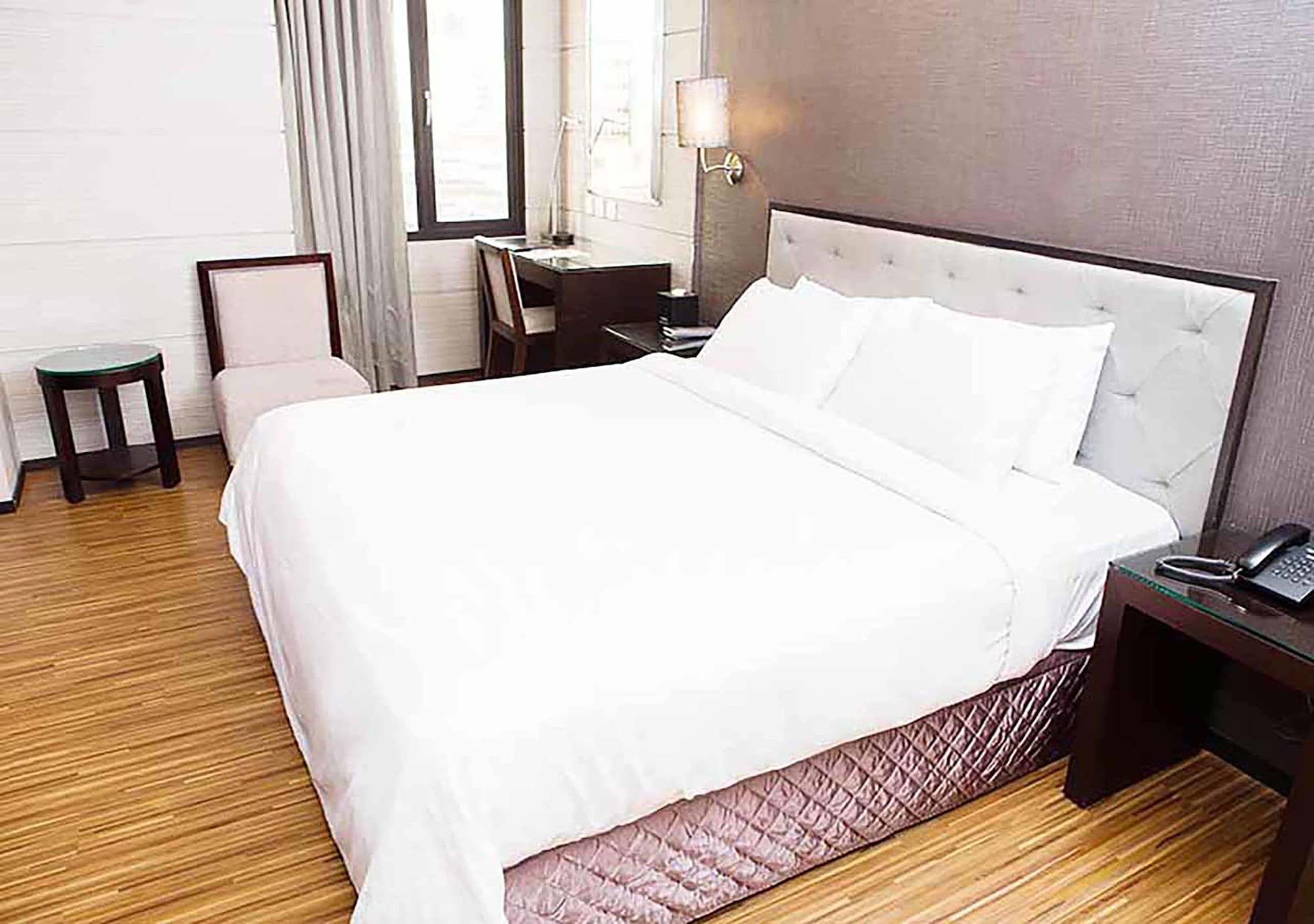 ROOM, DOUBLE BED