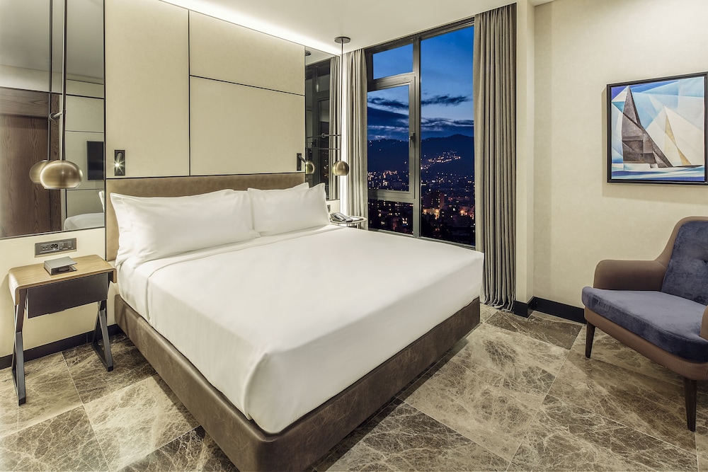 Suite, King Bed, Street View, Corner