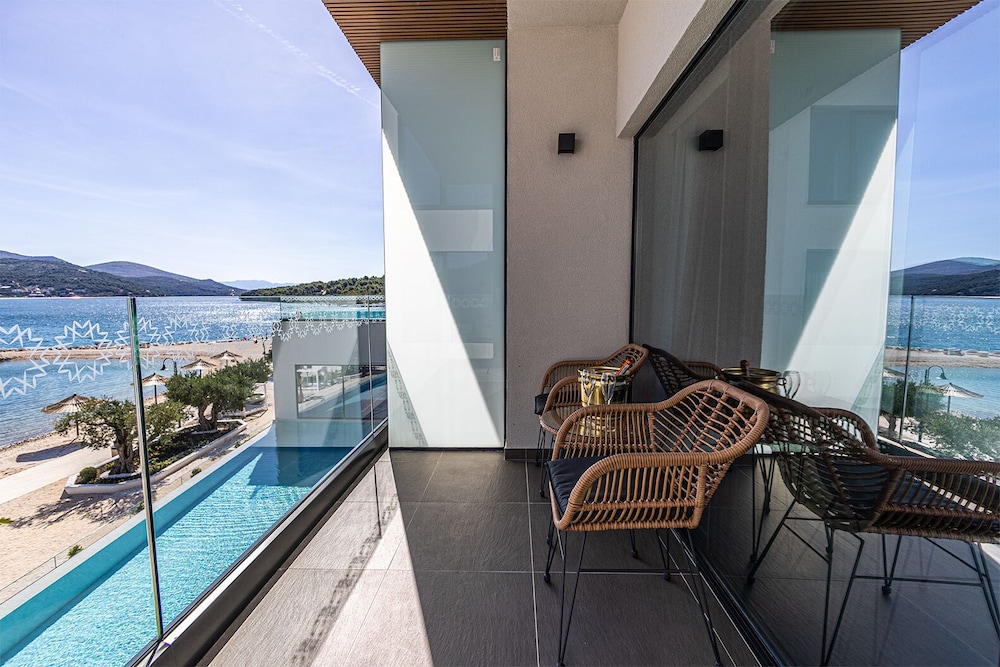 Marinus Beach Hotel 33/56