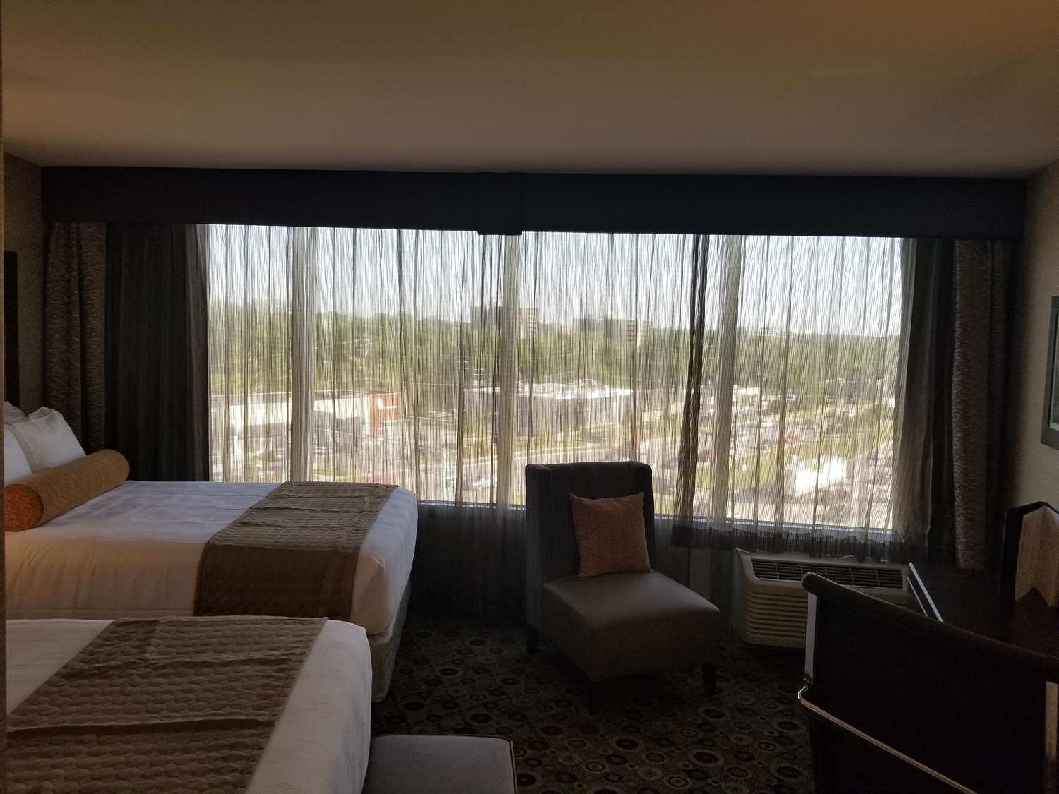 غرفة بسريرين مزدوجين