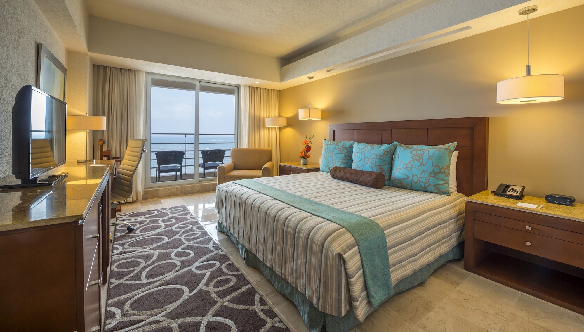 CAMINO REAL CLUB, KING BED