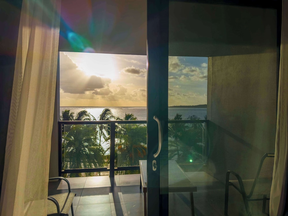Ramada Suites by Wyndham Seafront Coral Coast 33/60