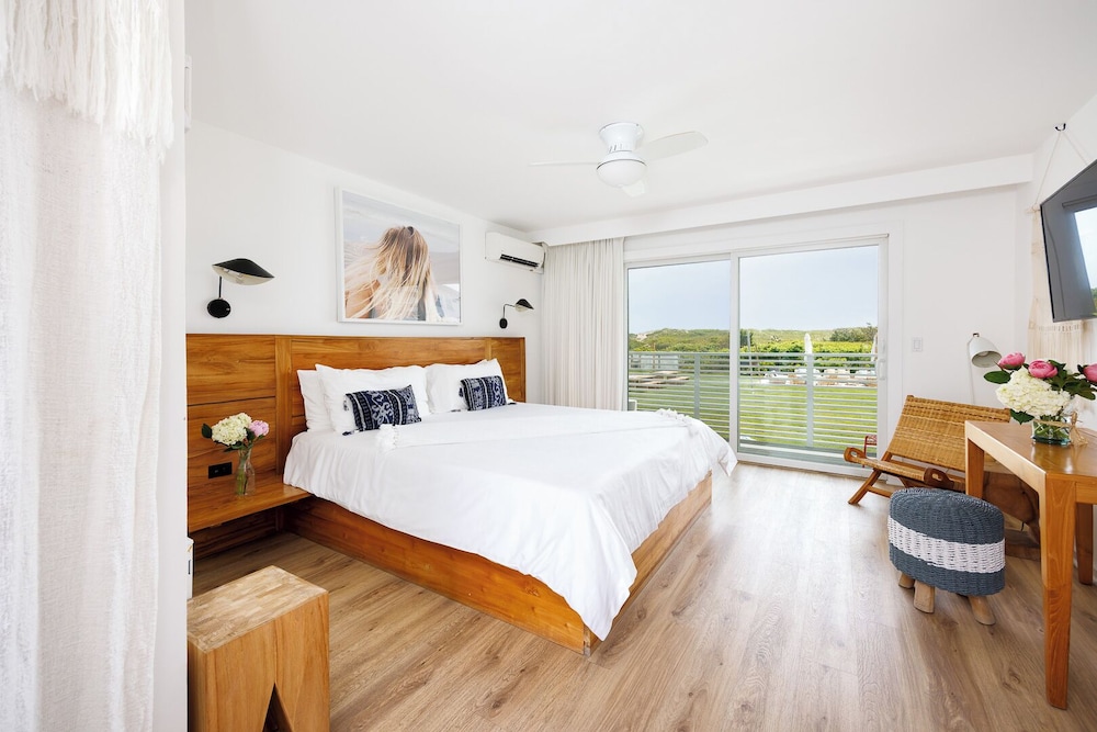 KING BED, SIDE OCEAN VIEW