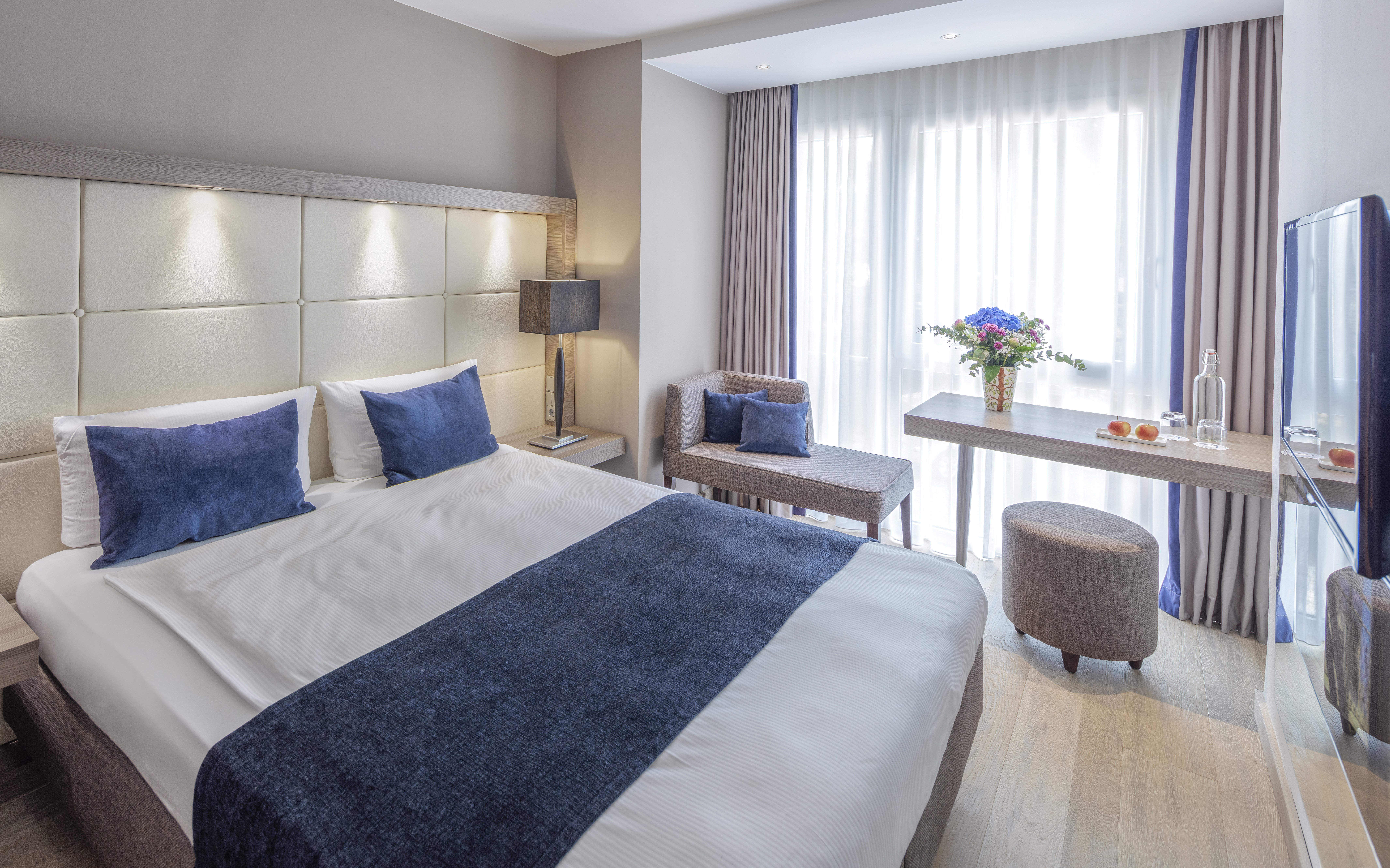 ROOM, QUEEN BED
