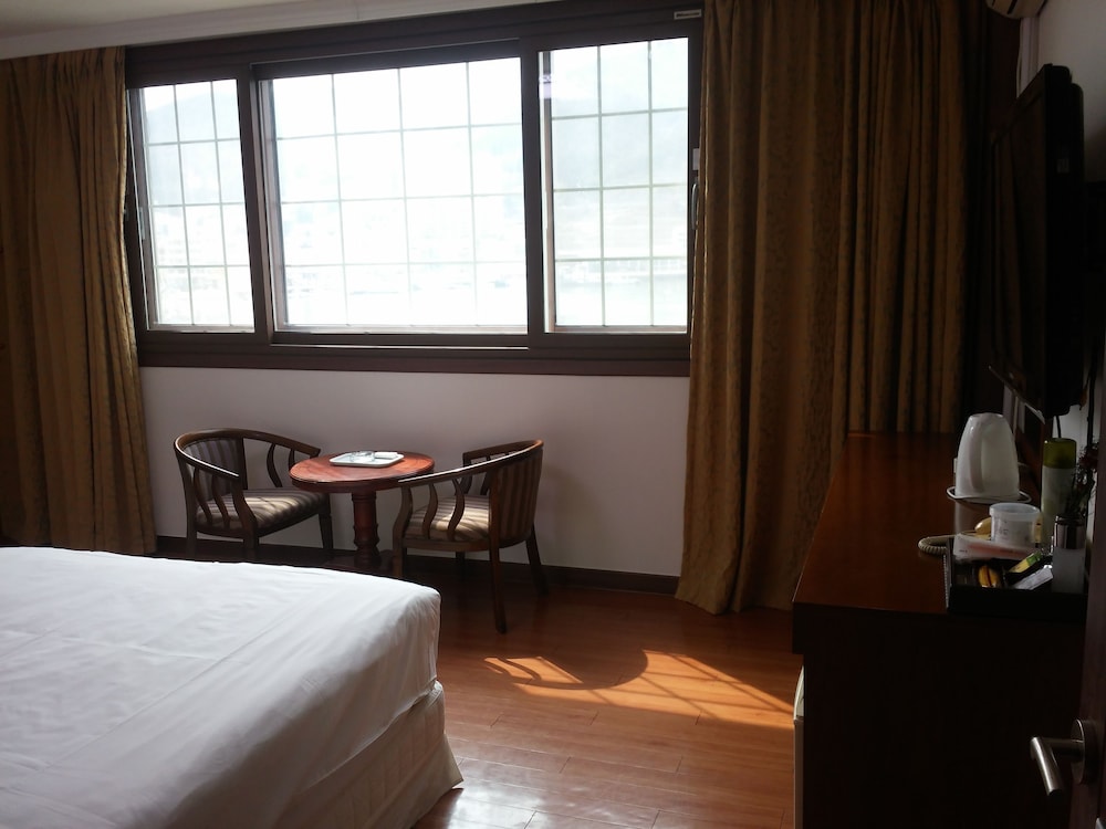 Lighthouse Hotel 18/40