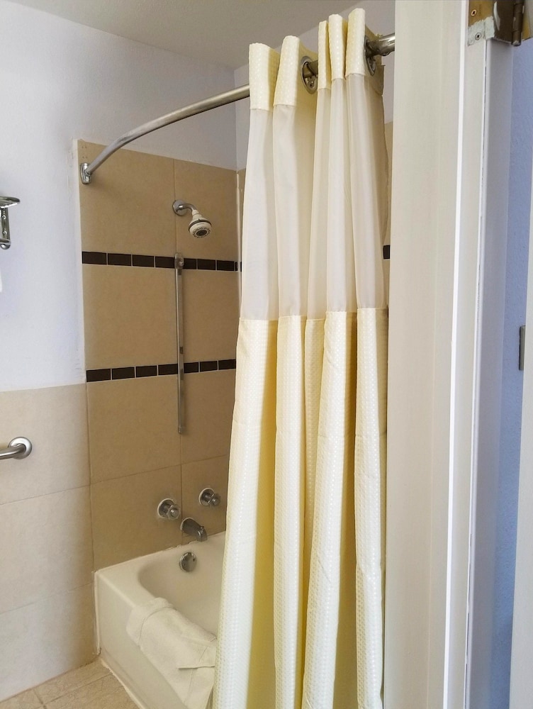 Americas Best Value Inn Belleville 10/34