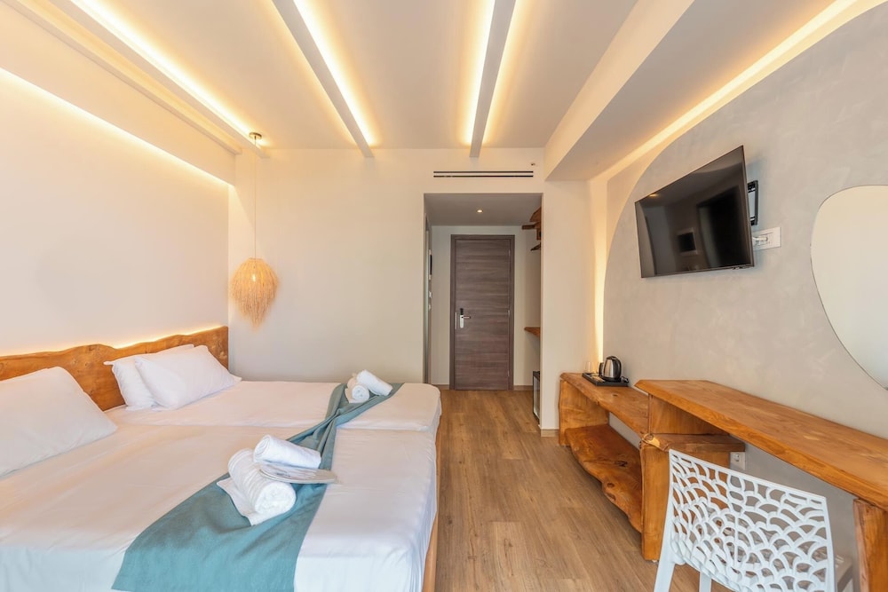 Deluxe, Double Bed, Pool and City View