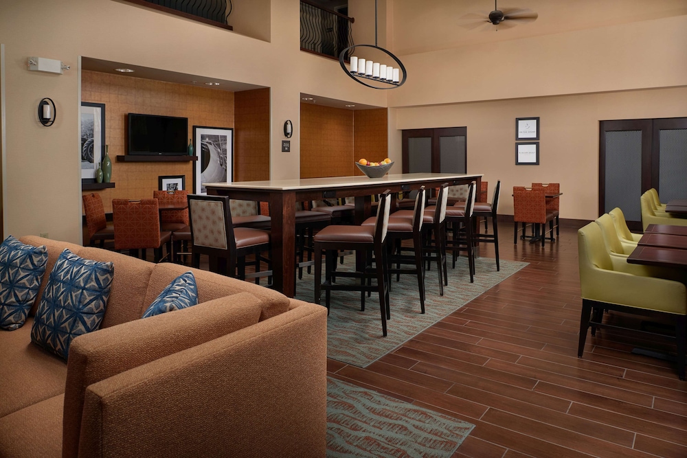 Hampton Inn and Suites Rogers 19/29