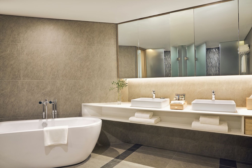 جناح تنفيذي بسرير كينج بإطلالة على المدينة مع دخول صالة النادي، Novotel Hanoi Thai Ha 6/9