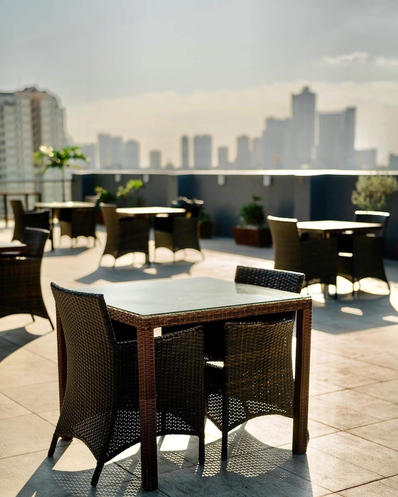 Ramada Encore by Wyndham Makati 37/50