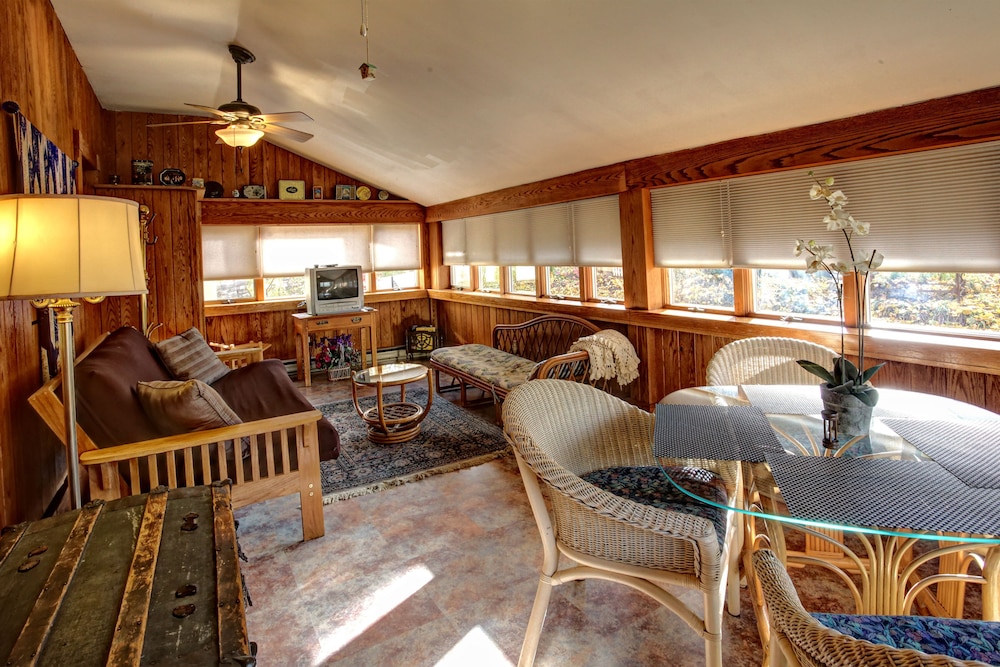 The Queen, A Victorian Bed and Breakfast 44/74