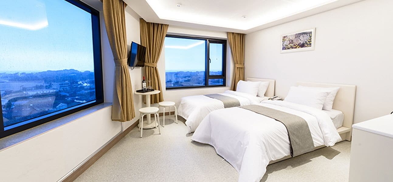 DELUXE, TWIN BEDS, SEA VIEW