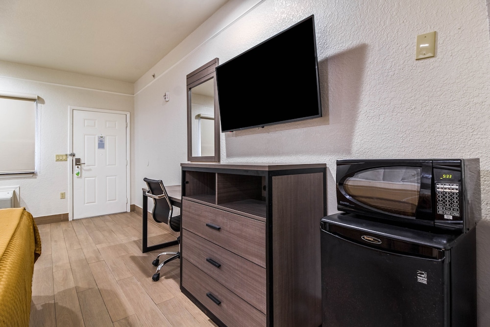 Scottish Inn Suites Baytown 21/32