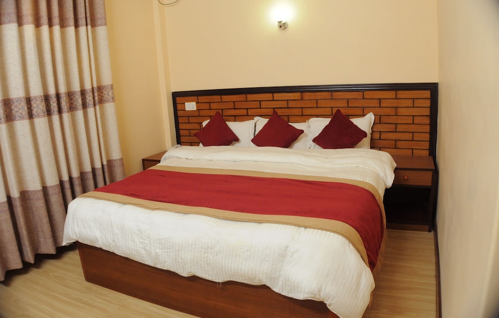 DELUXE, SINGLE, QUEEN BED