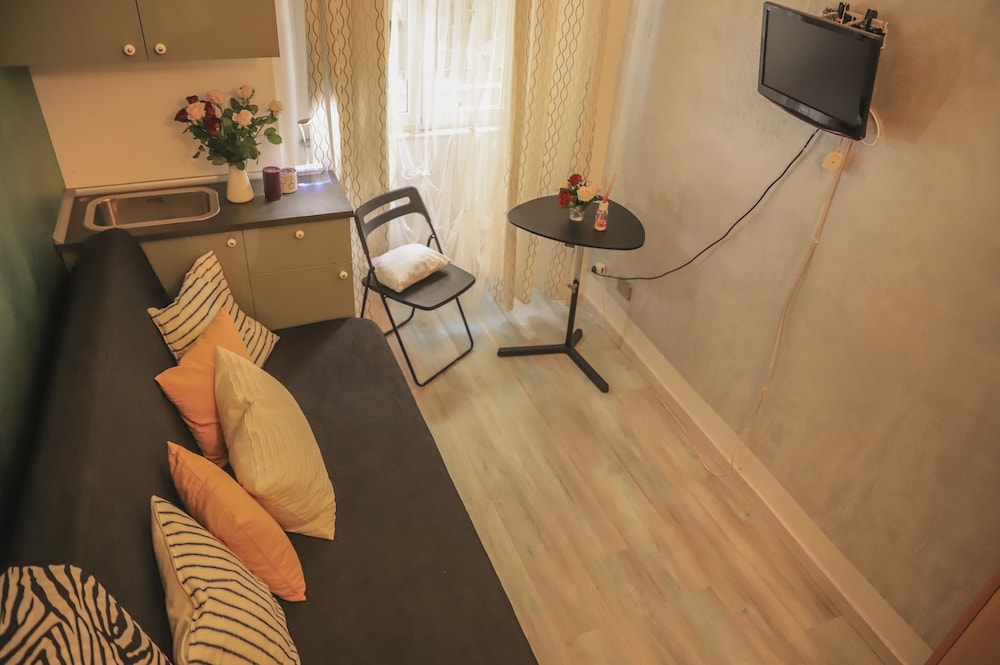Roman Holidays Hostel 44/50