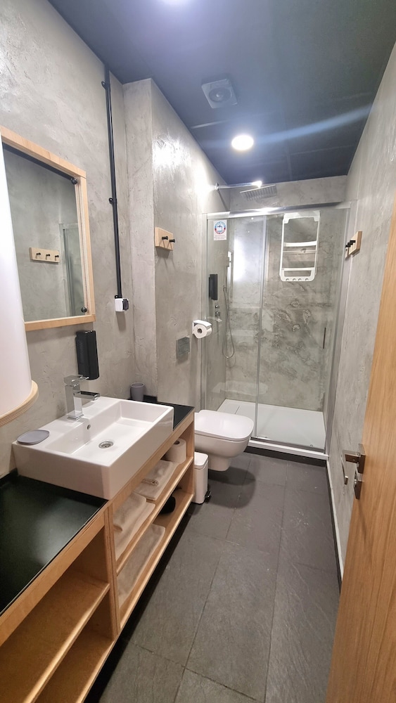 Art Hotel 158 27/29