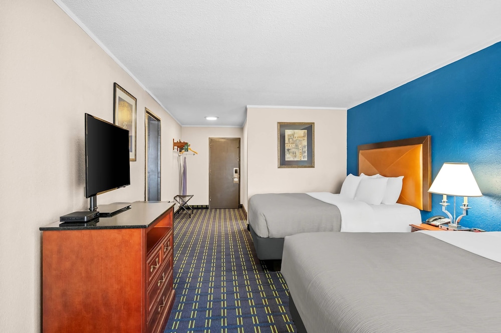 suite, 2 queen beds, smoking