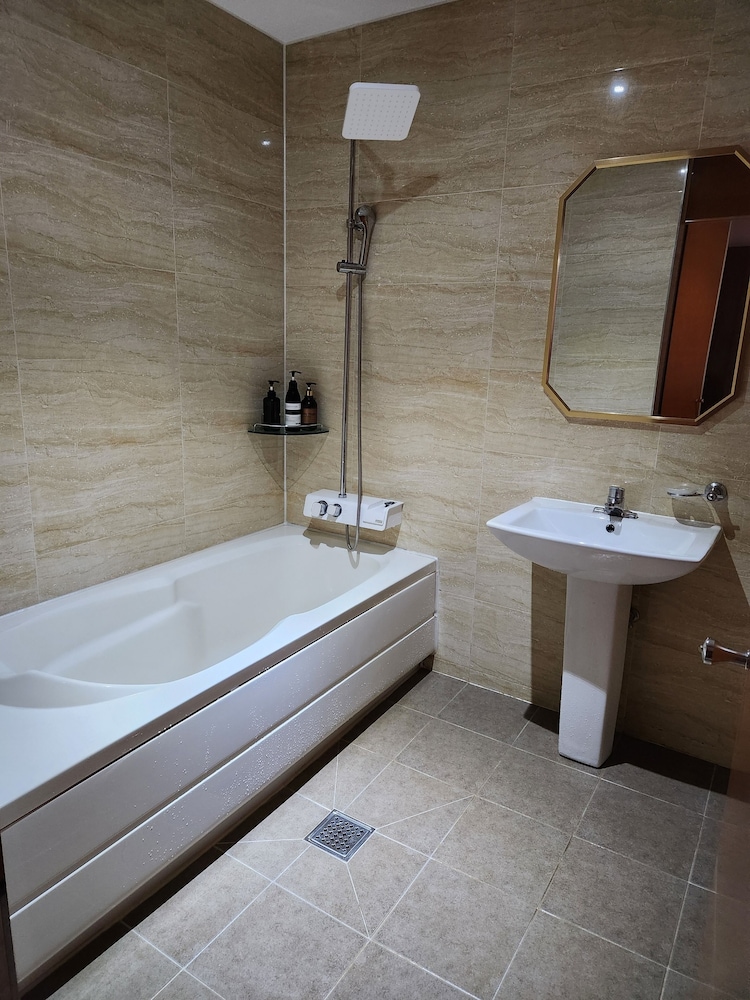 Central Plaza Hotel 49/50