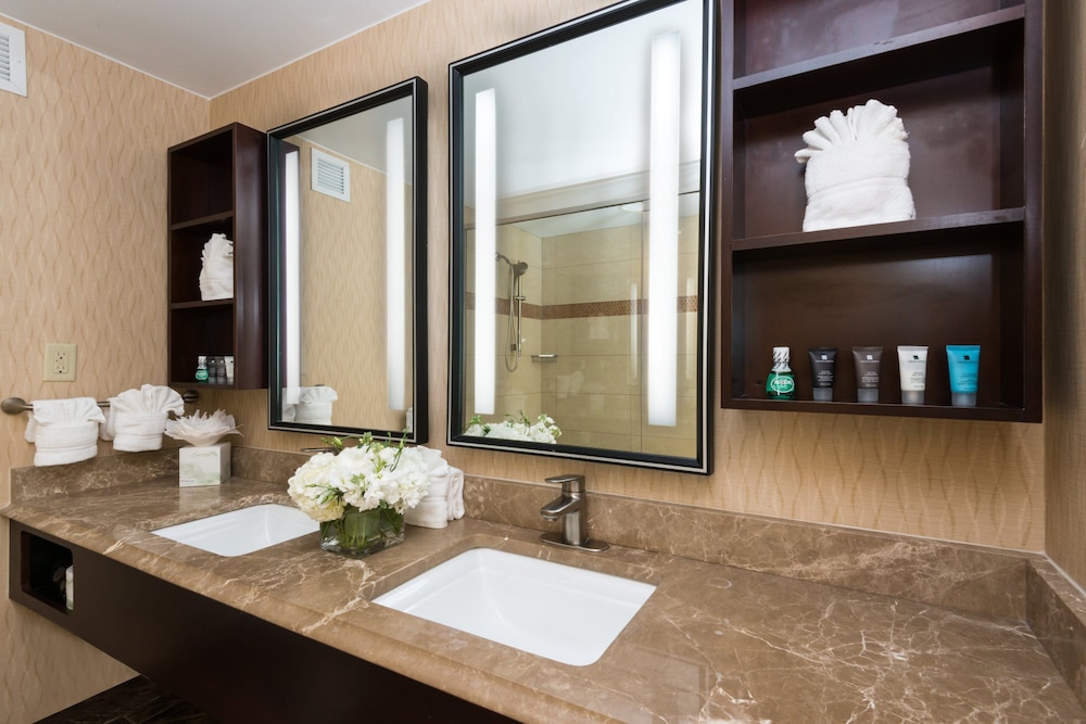 CROWNE PLAZA BOSTON - WOBURN 7/80