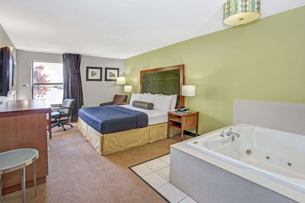 Days Inn by Wyndham Great Lakes Naval Base 6/17