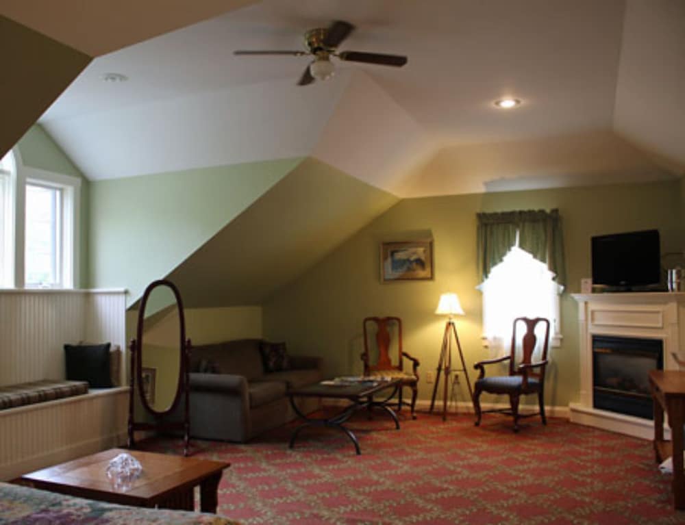 Kearsarge Inn 42/48