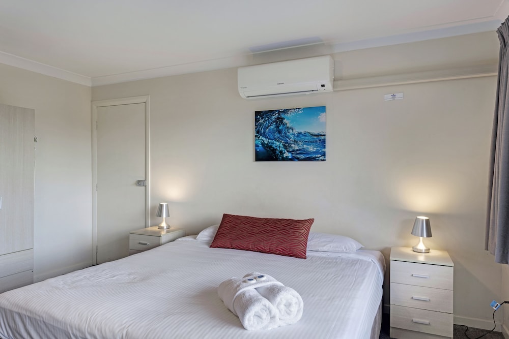 Motel, Standard, King Bed, 2 Sofa