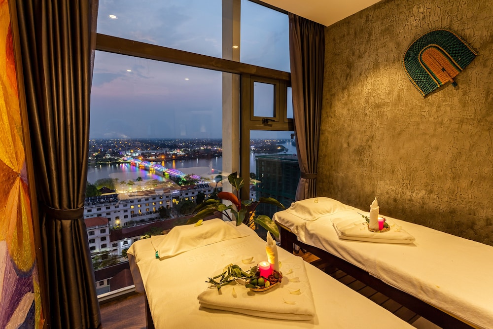 White Lotus hotel Hue 45/50
