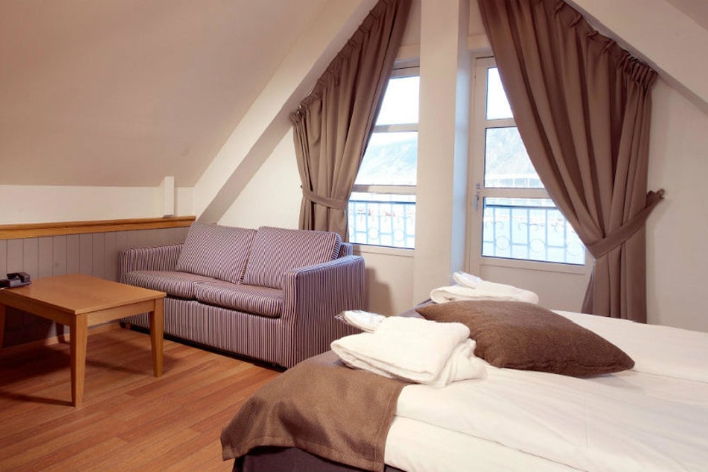 Home Hotel With 24/35