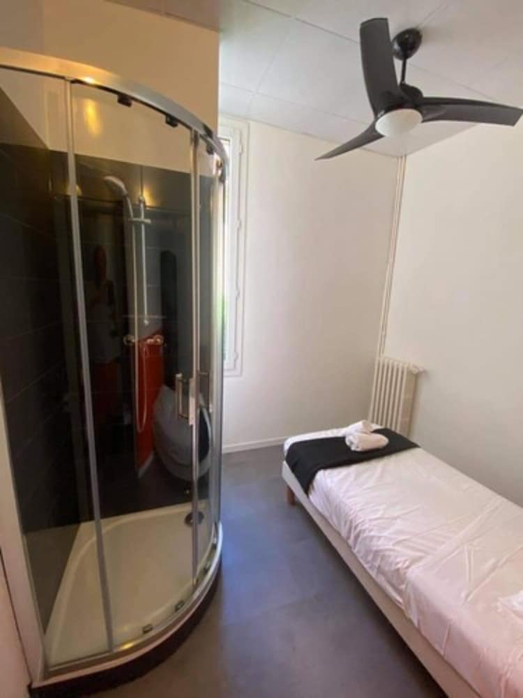 ECONOMY, SINGLE, SINGLE BED, SHARED BATHROOM