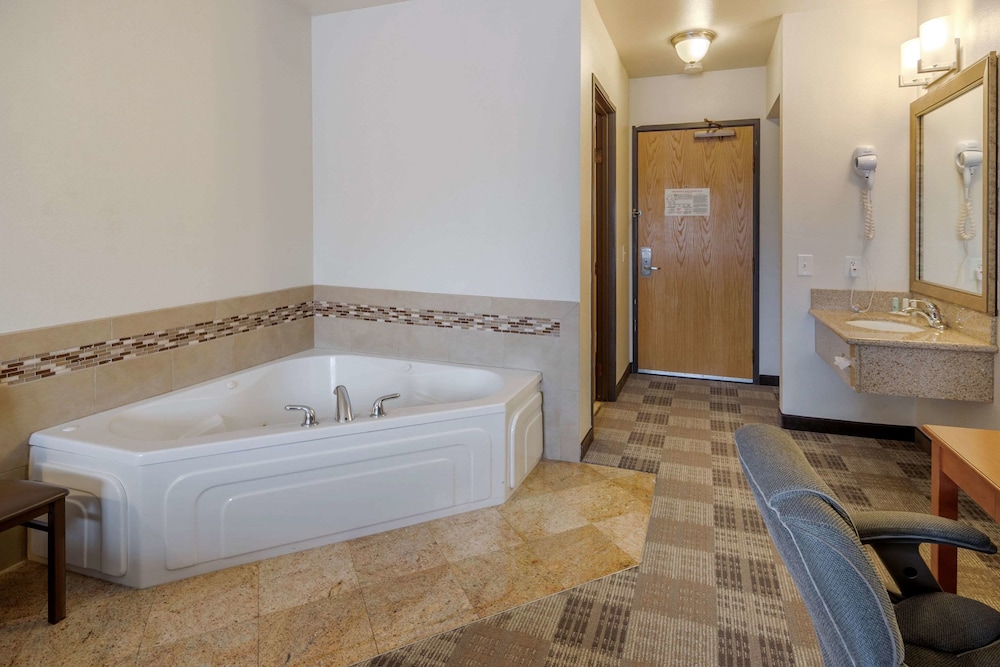 Quality Inn Kenai, AK 10/40