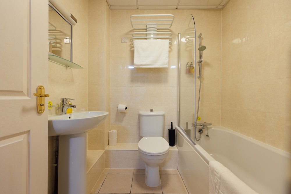 The Woodridge Inn Hotel 52/54