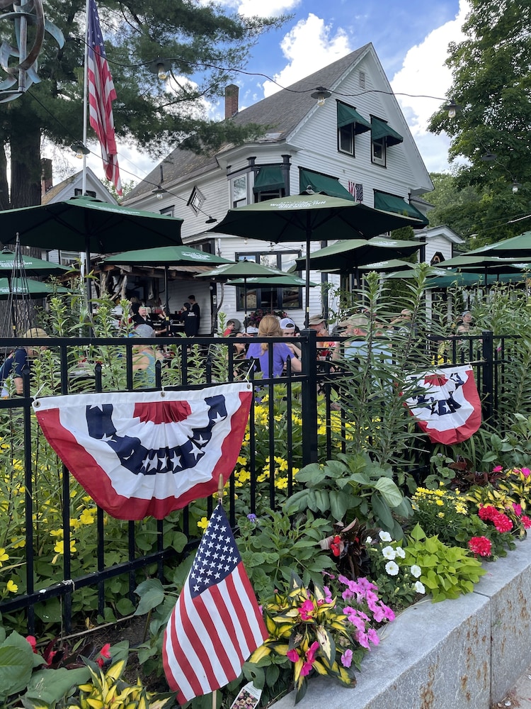 WoodStock Inn 40/43