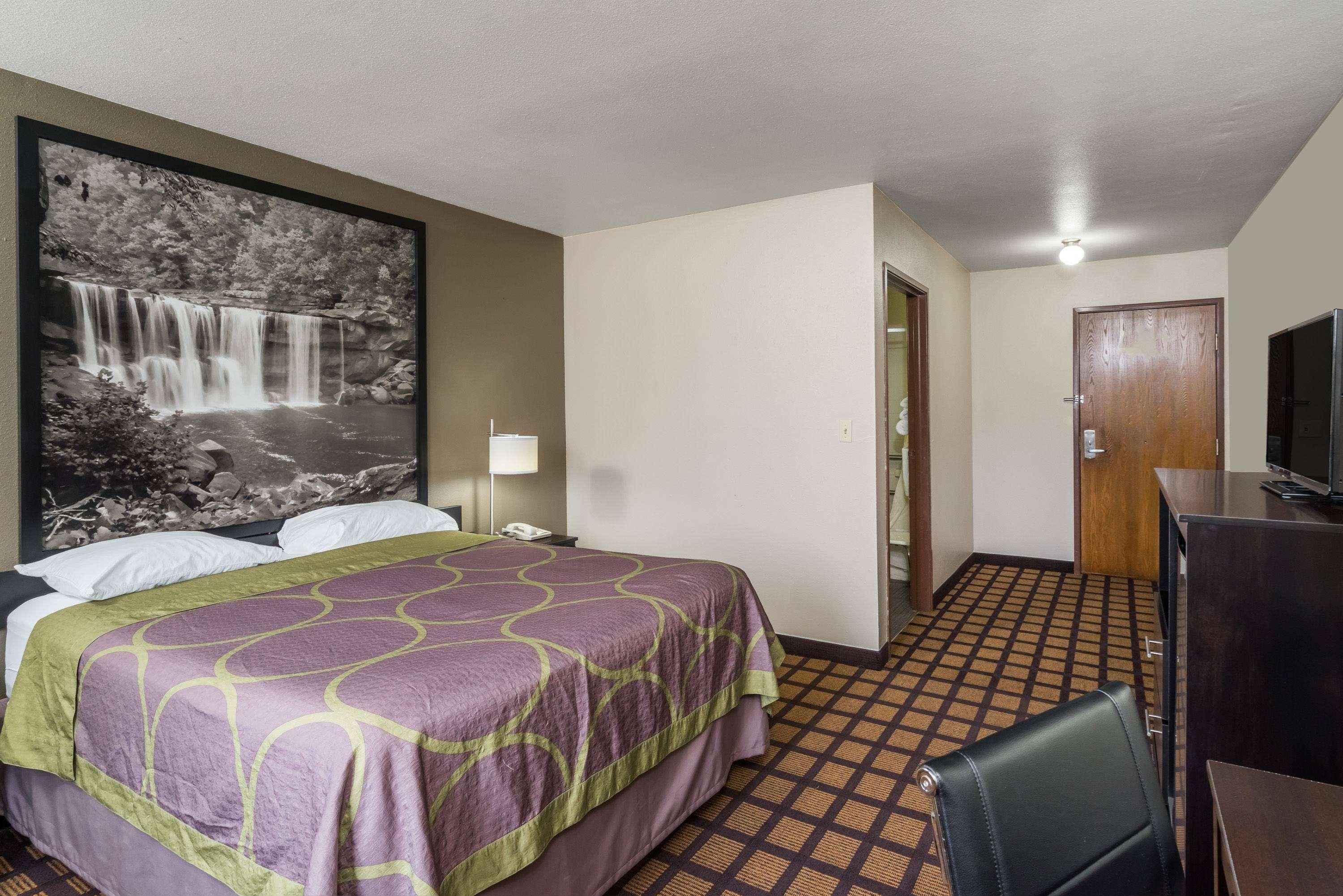Super 8 by Wyndham Munfordville KY 12/27